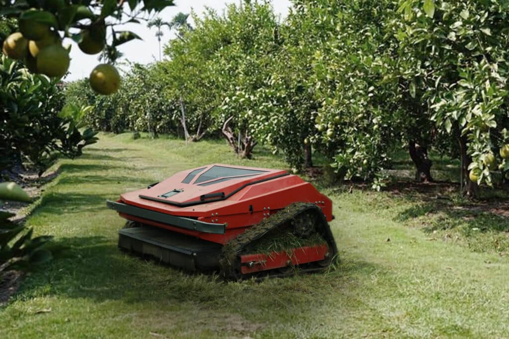Ferngesteuerter Mäher in Obstplantage